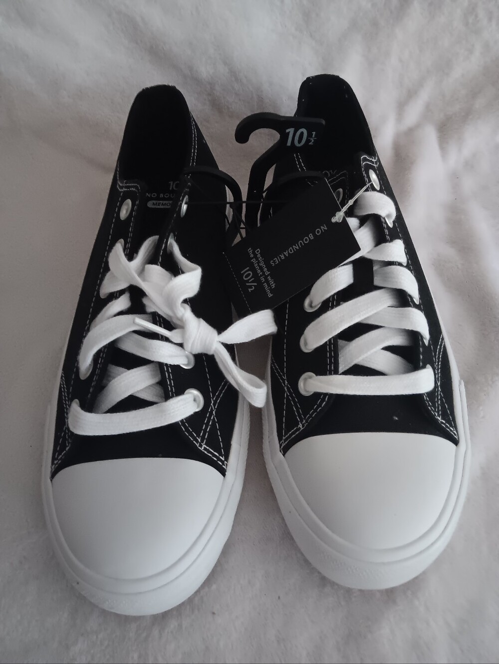 NWT Mens No Boundaries Low Tops sz. 10.5 Wide